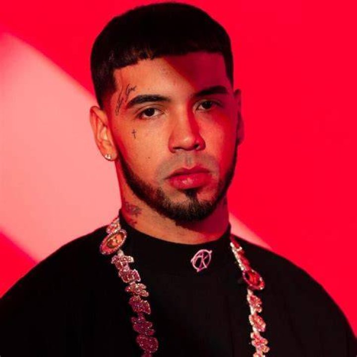 A Member of Anuel AA&rsquo;s Entourage Allegedly Attacked a Paparazzi