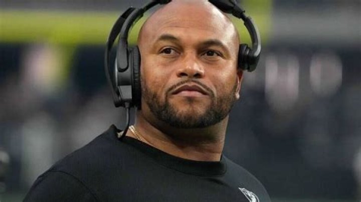 Antonio Pierce Raiders Net Worth, NFL Coach Antonio Pierce Contract