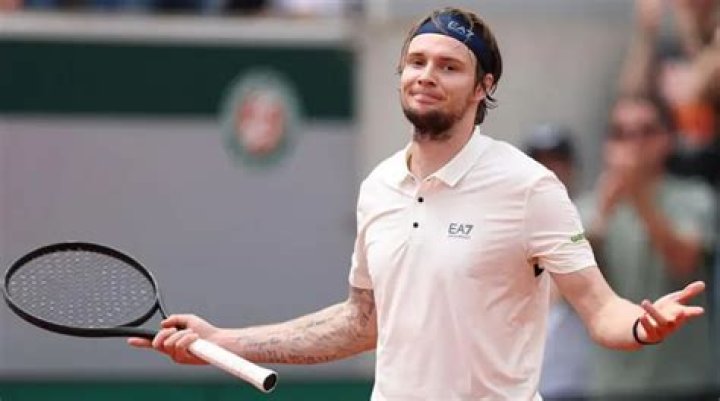 Bublik's girlfriend supporting Alexander during his match vs Zverev in