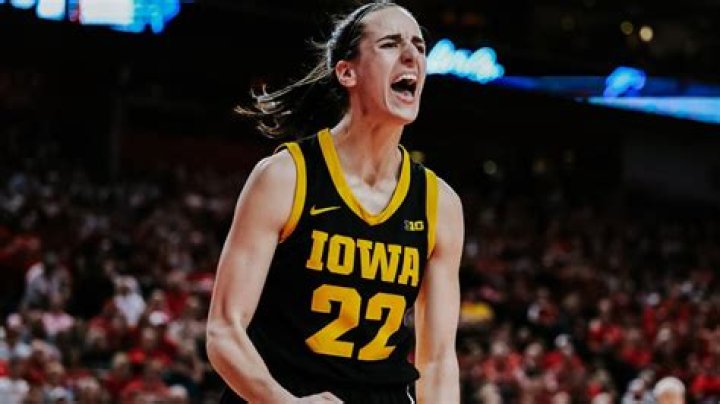Caitlin Clark hace historia en el baloncesto universitario Video CNN