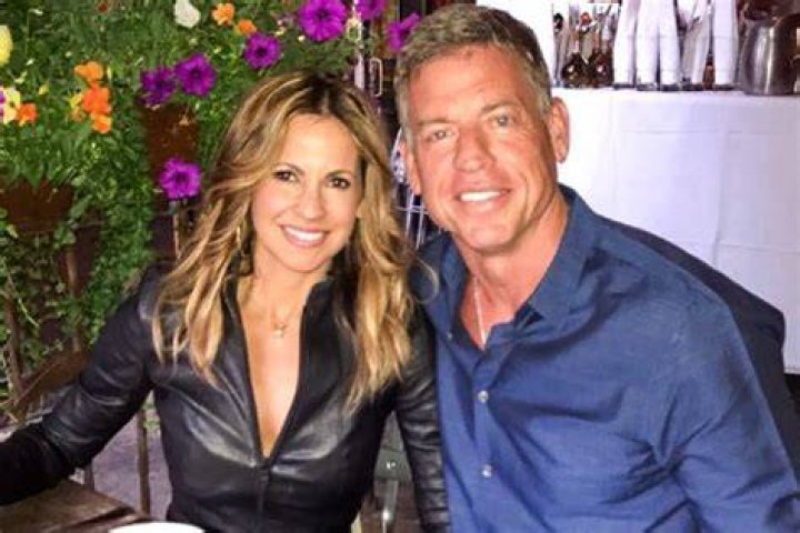 Capa Mooty Aikman Inside The Life Of Troy Aikman&rsquo;s Wife