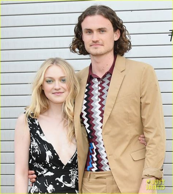 Dakota Fanning & Boyfriend Henry Frye Hang with Her Family Photo