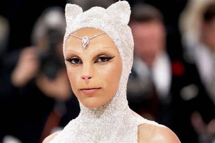 Doja Cat pumps up feline energy in tub of milk for &lsquo;Streets&rsquo; live