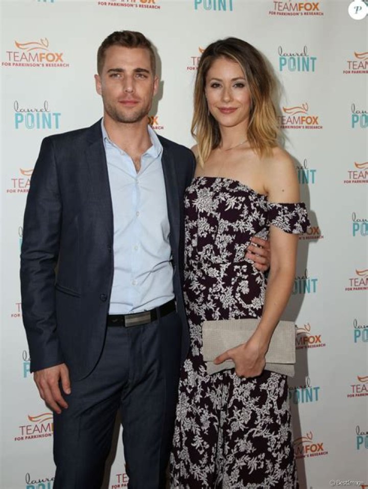Dustin Milligan et sa compagne Amanda Crew lors de la soirée Raising