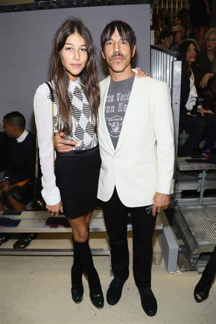 Foto Anthony Kiedis e Helena Vestergaard posam publicamente em eventos