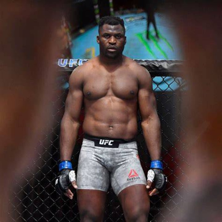 Francis Ngannou en r&eacute;action aux 20 millions per&ccedil;us par Logan Paul