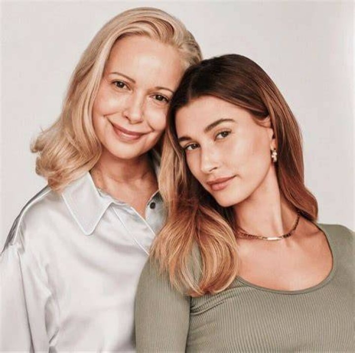 Hailey Bieber and her mother Kennya Baldwin.🌺 in 2021 Hailey bieber