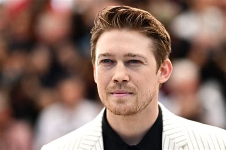Joe Alwyn's Net Worth In 2022 How Rich Is Taylor Swift Boyfriend!