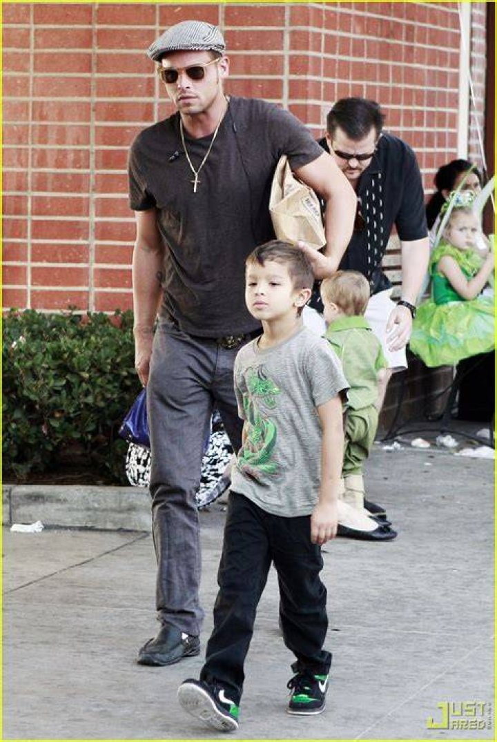 Justin Chambers Brings His Kids to Movie Premieres Photo 2363701