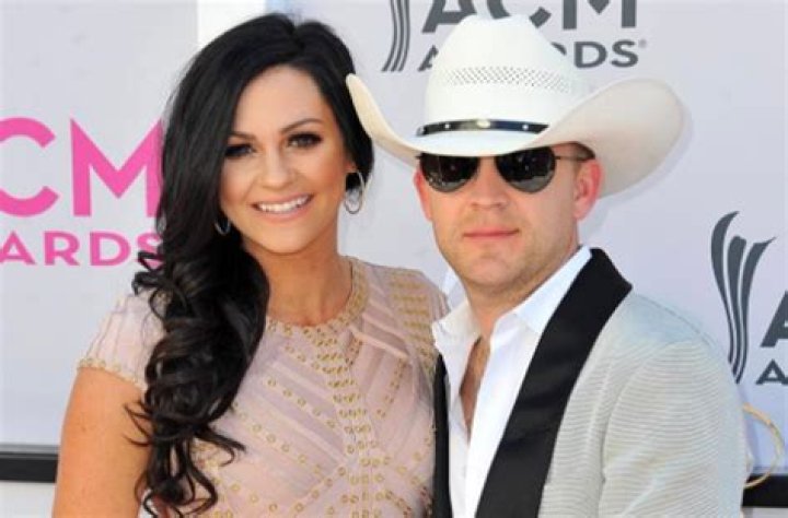 Justin Moore and his wife Kate announce they are expecting their third
