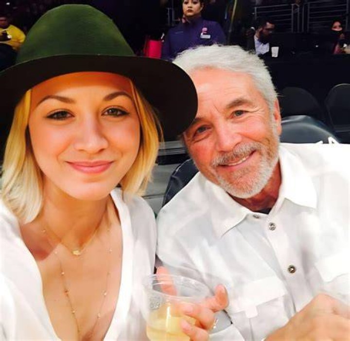 Kaley Cuoco et parents photo stock &eacute;ditorial. Image du c&eacute;l&egrave;bre 47526698