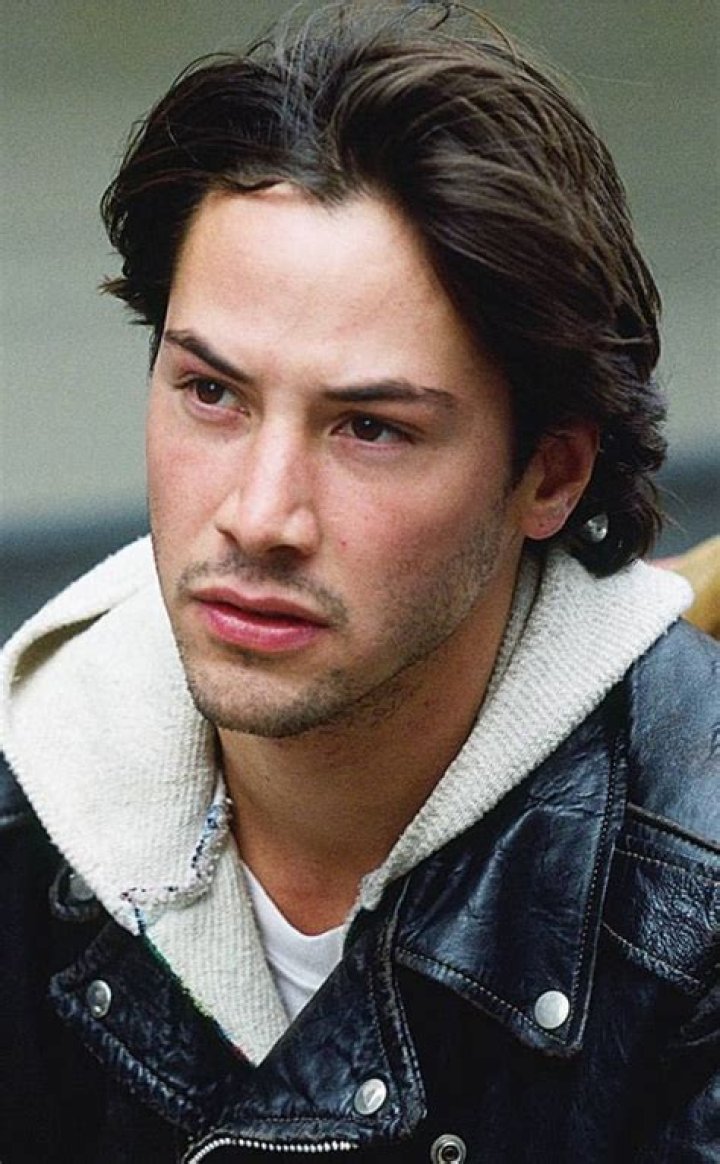 Keanu Reeves meets a young fan in an airport and people have gone mad