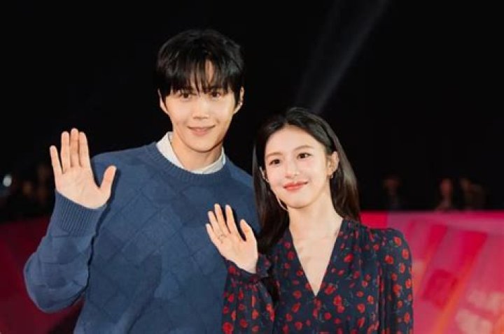 Kim Seonho Kim Seonho and Han Sohee&rsquo;s interaction at the AAA Awards