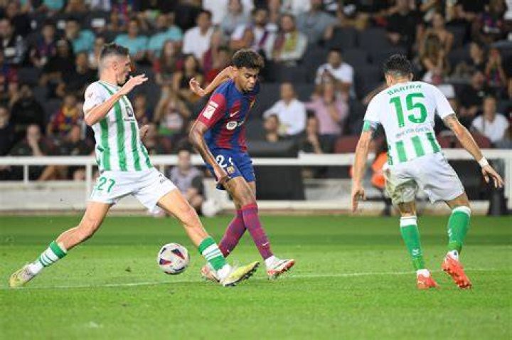Lamine Yamal juega ante Betis y es el debutante m&aacute;s joven del Barcelona