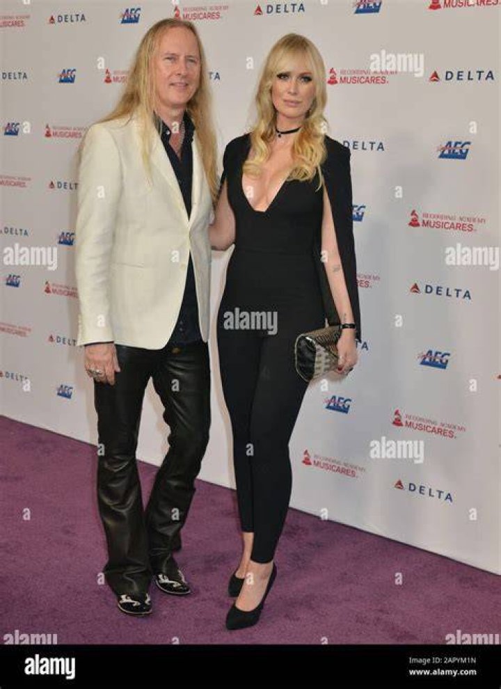 LOS ANGELES JAN 24 Jerry Cantrell, CariDee English at the 2020