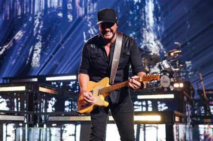 Luke Bryan keeps 'Party' going for a second week