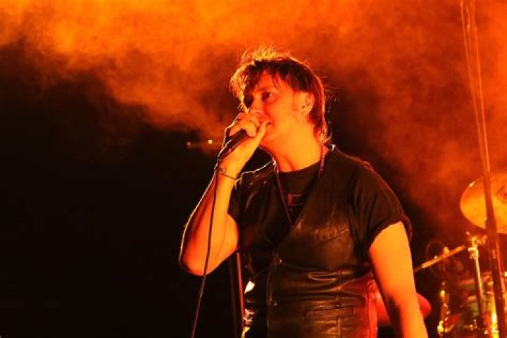 Mainstream orizont Practic lead singer of red hot chilli peppers sertar