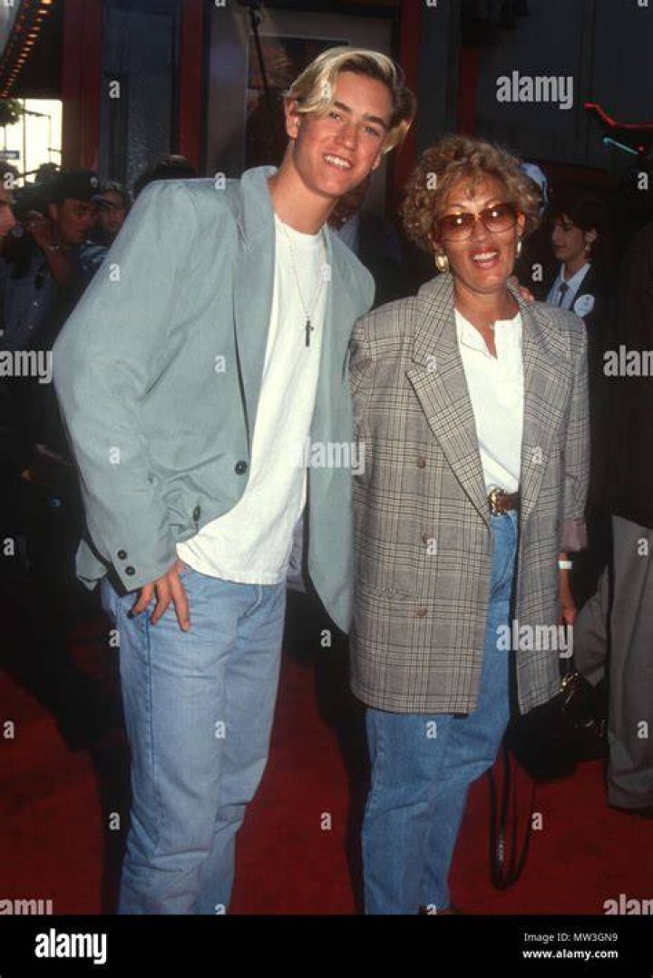 MarkPaul Gosselaar Mom / Mark Paul Gosselaar Joins Mixed Ish As Bow S