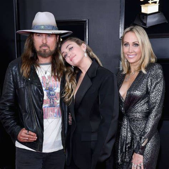Miley Cyrus Mom Reacts To Breakup Instagram Pictures