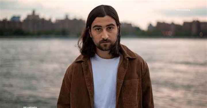 Noah Kahan Family, Net Worth, Parents, Wife, Bio