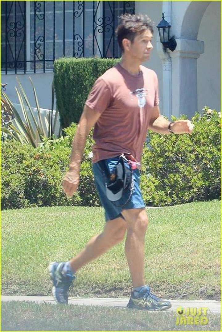 Photo antony starr outdoor workout 04 Photo 4465868 Just Jared