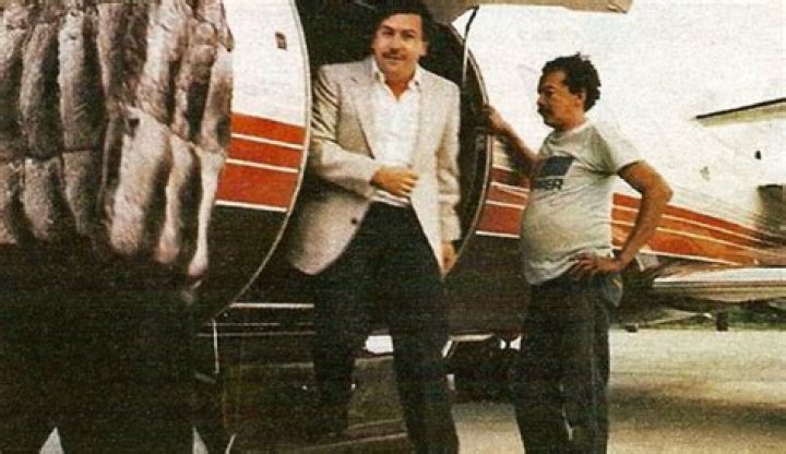Povestea lui Pablo Escobar, infamul traficant de droguri care a ars