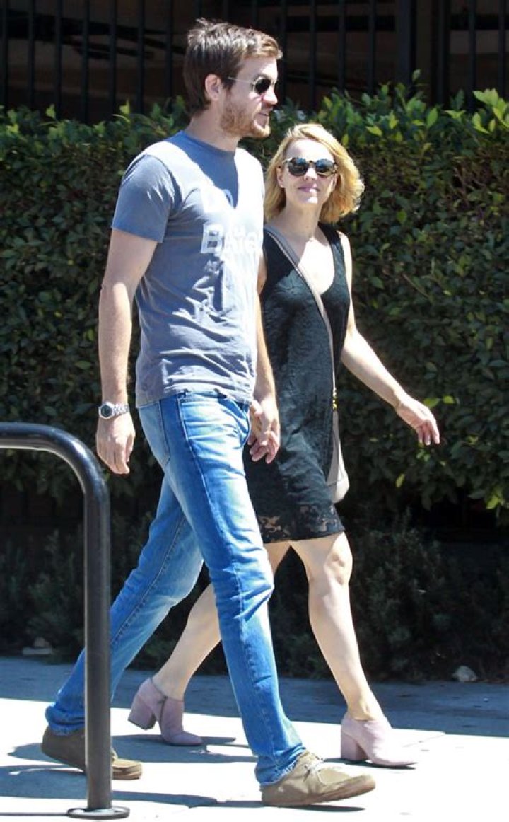 Rachel McAdams and boyfriend Jamie Linden shop for bedroom pillows in