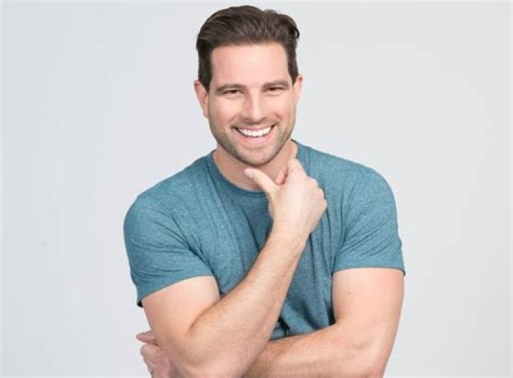 Scott McGillivray Biography, Age, Wiki, Height, Weight, Girlfriend
