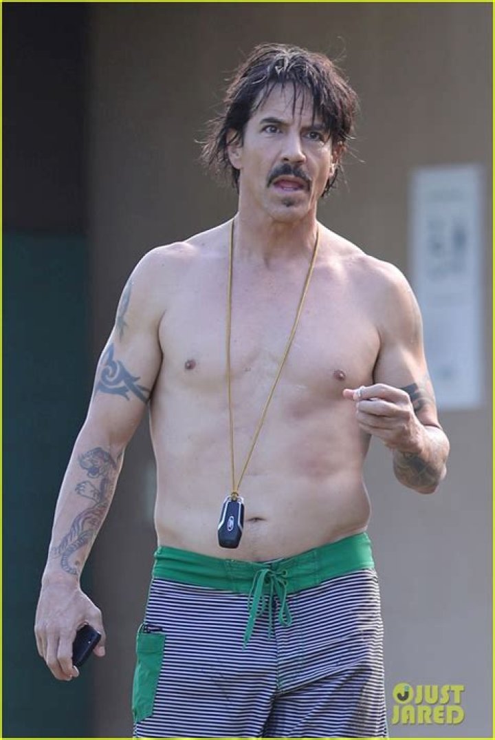 Shirtless Anthony Kiedis takes bikiniclad girlfriend Wanessa Milhomem