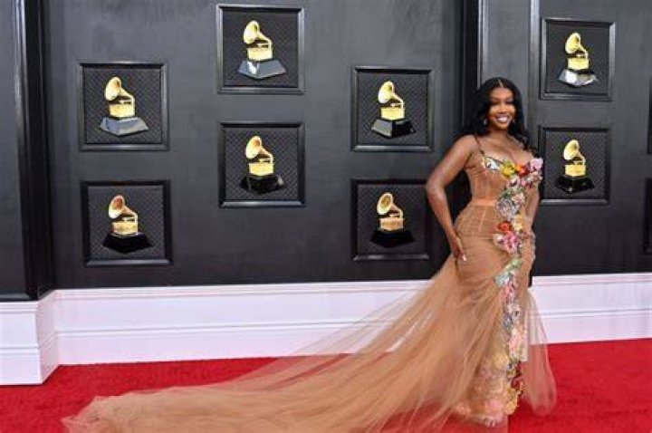 SZA to be honored as the Woman of the Year at the Billboard Women in