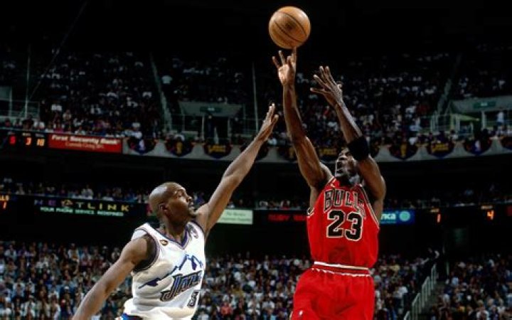 The most memorable sports moment from the '90s Magic Johnson announces
