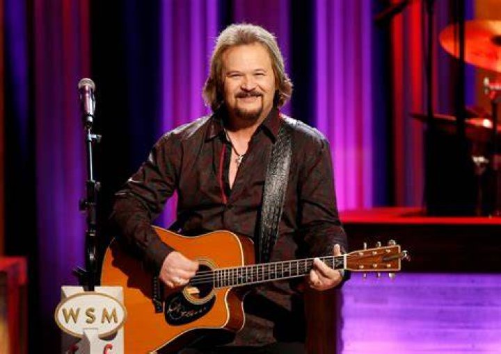 Travis Tritt sings national anthem at Game 6 between Braves, Dodgers