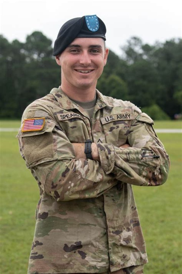 U.S. Army Pfc. Patrick Davis, left, and Staff Sgt. Joshua Tyree, right