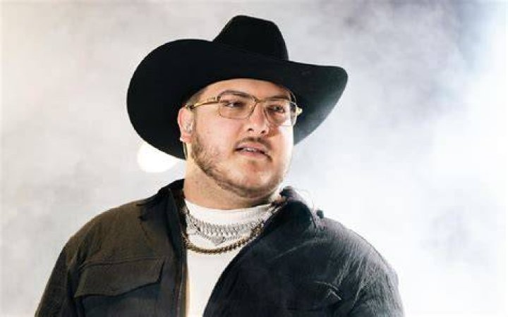 Vocalista de Grupo Frontera canta 'un x100to' en pleno vuelo Video