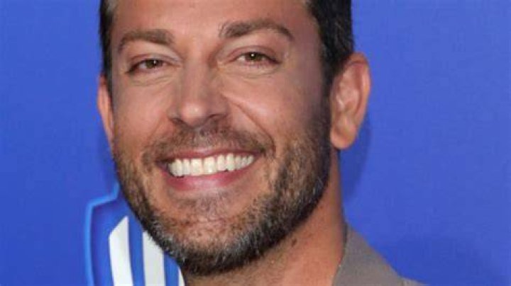 Zachary Levi Wiki 2021 Net Worth, Height, Weight, Relationship & Full